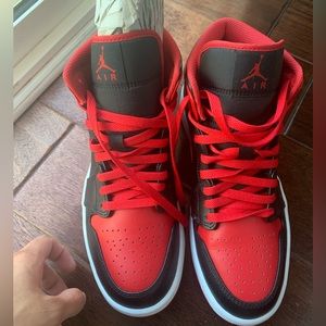 Jordan 1 mid